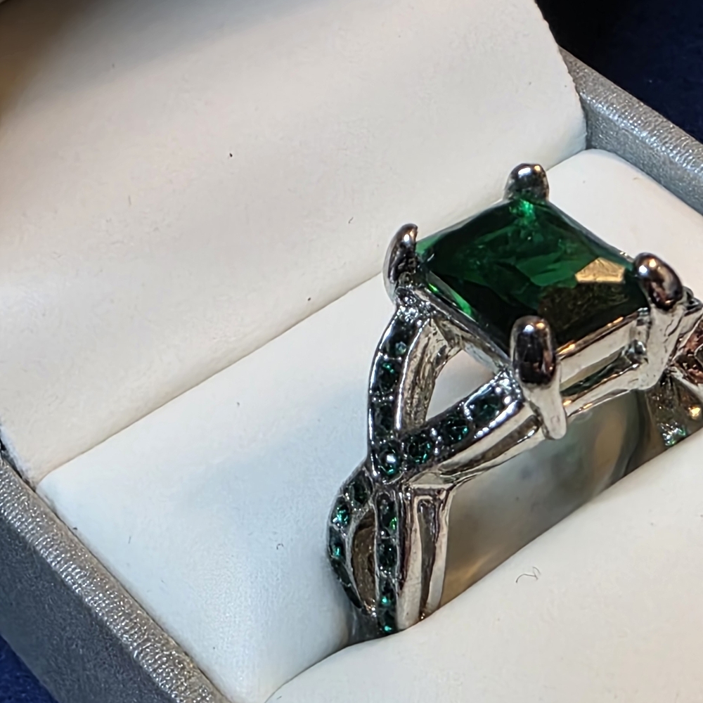 Vintage Silver Tone Emerald Cut Green Gemstone Ring Size 8 556 - Picture 3 of 8